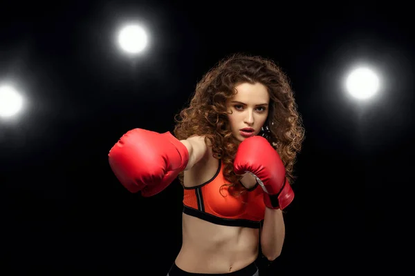 Idrottskvinna boxare stansning — Stockfoto