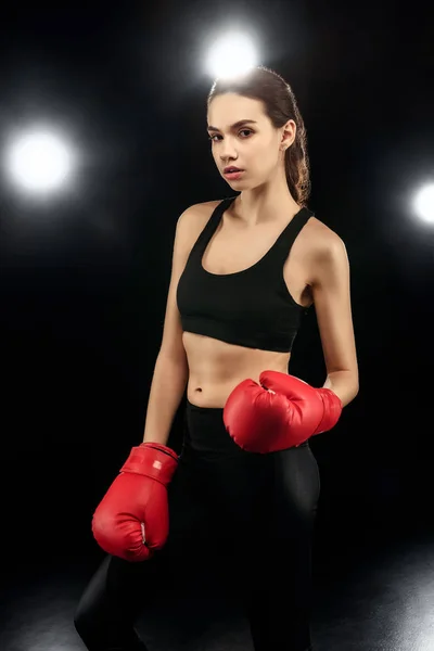 Attractive sportswoman boxer — Free Stock Photo