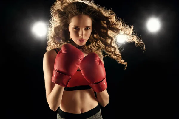 Mujer joven en guantes de boxeo —  Fotos de Stock