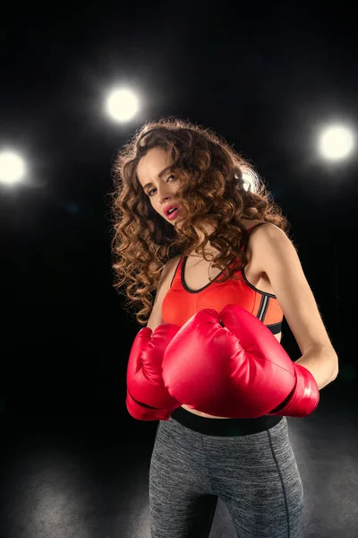 Fiatal nő bokszkesztyűben — Stock Fotó