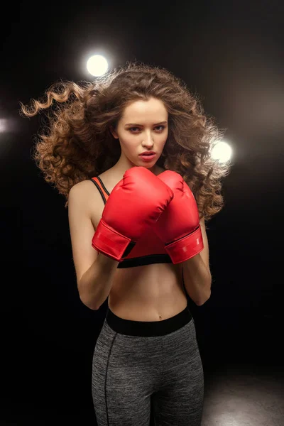 Mujer joven en guantes de boxeo Fotos De Stock