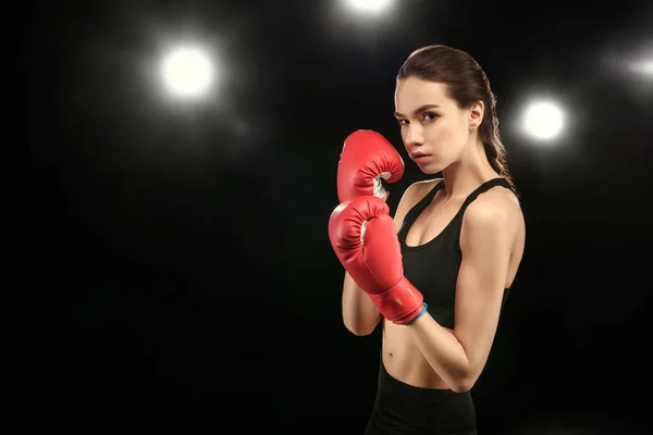 Молода жінка в боксерських рукавичках Ліцензійні Стокові Фото