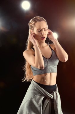 Müzik dinleyen kadın