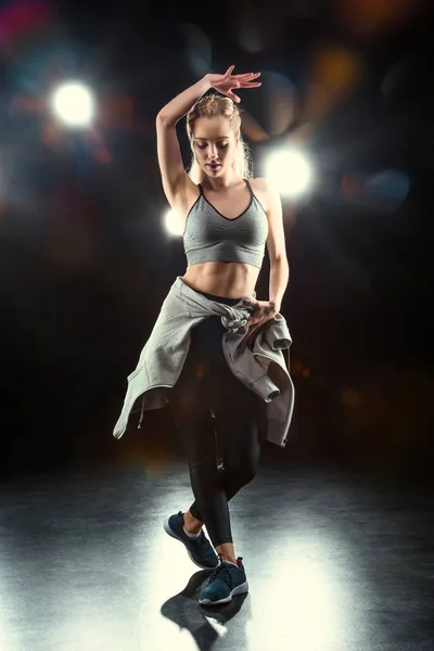 Bailando mujer deportiva —  Fotos de Stock