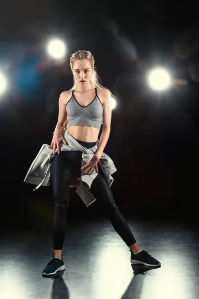 Bailando mujer deportiva — Foto de Stock