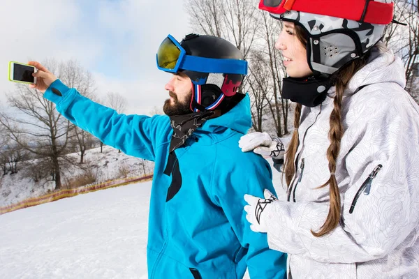 Snowboarders tomando selfie - foto de stock