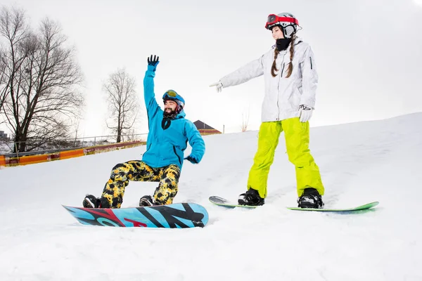 Casal jovem de snowboarders — Fotografia de Stock