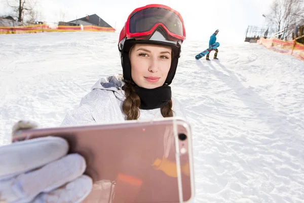 Snowboarder tomando selfie - foto de stock