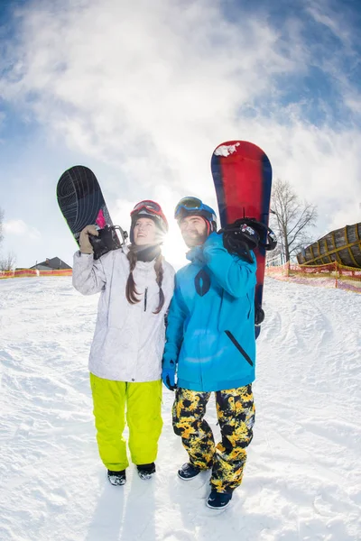 Hombre y mujer con tablas de snowboard - foto de stock