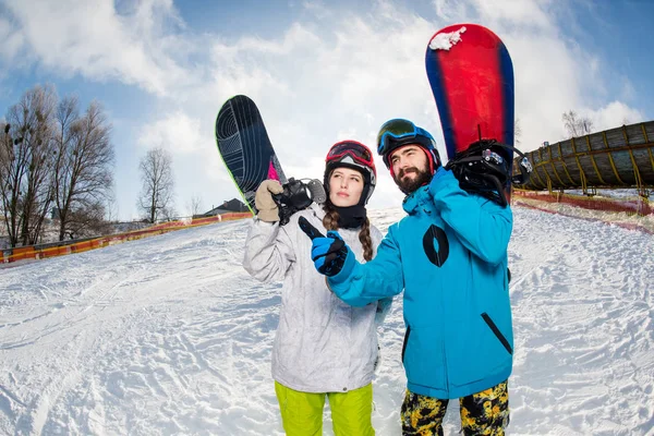 Hombre y mujer con tablas de snowboard - foto de stock