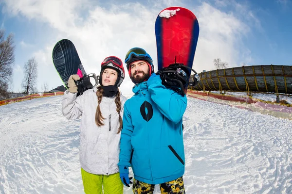 Homem e mulher com snowboards — Fotografia de Stock