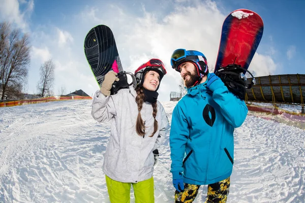 Hombre y mujer con tablas de snowboard - foto de stock