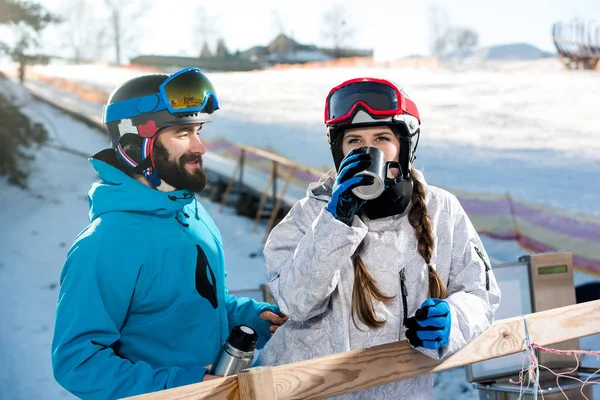 Snowboarders drinking tea — Stock Photo