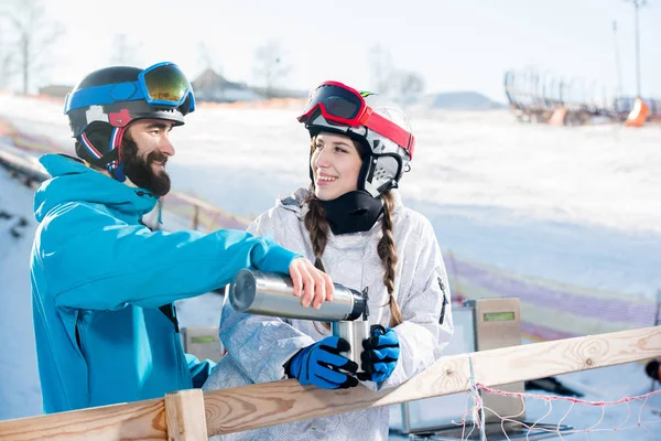 Snowboarders tomando té - foto de stock