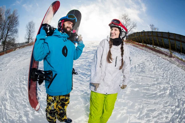 Mann und Frau mit Snowboards — Stockfoto