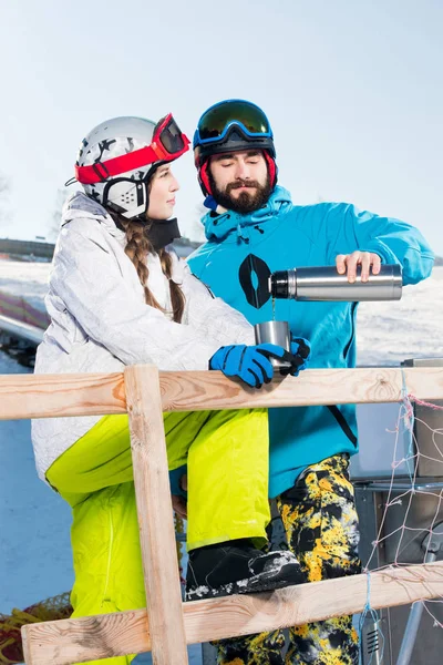 Snowboarders tomando té - foto de stock