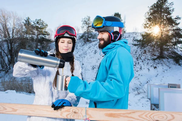 Snowboarders drinking tea — Stock Photo