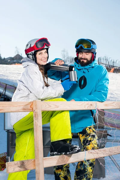 Snowboarders drinking tea — Stock Photo