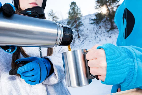 Snowboarders drinking tea — Stock Photo