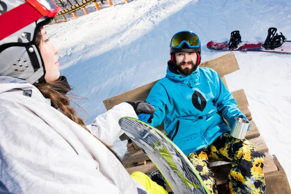 Pareja joven de snowboarders - foto de stock