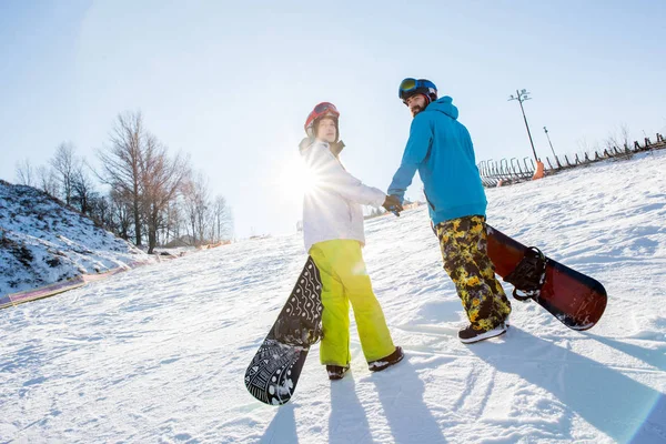 Homem e mulher com snowboards — Fotografia de Stock