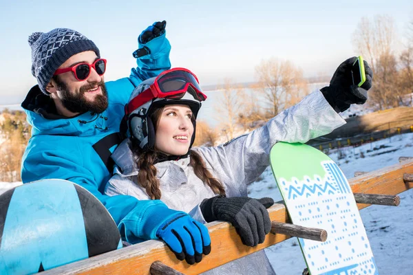 Snowboarders haciendo selfie - foto de stock