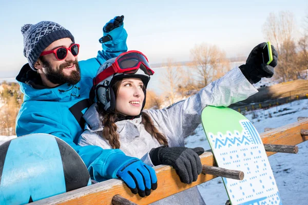 Snowboarder machen Selfie — Stockfoto