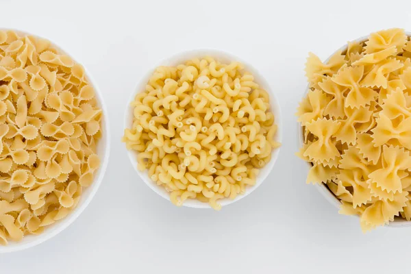 Macaronis italiens crus en assiettes — Photo de stock