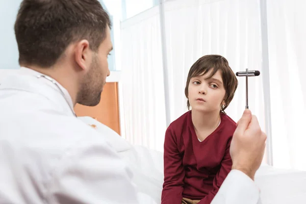 Medico esaminando paziente bambino — Foto stock