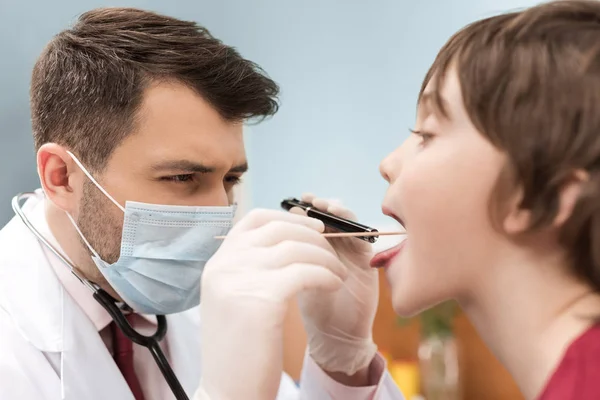 Doctor examining child patient — Stock Photo