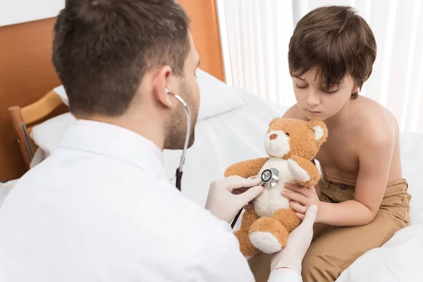 Arzt untersucht Kinderpatientin — Stockfoto