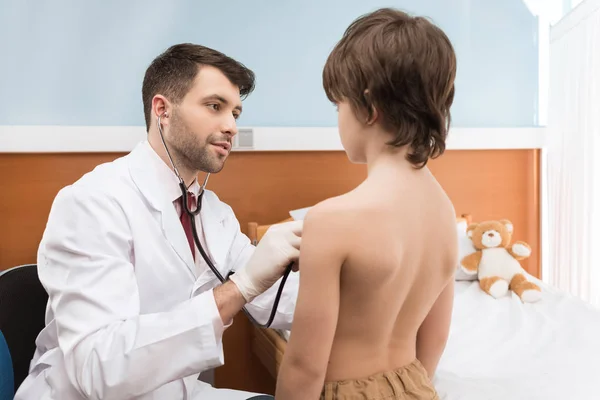 Doctor examining child patient — Stock Photo