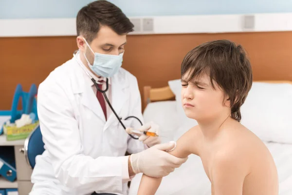 Médico fazendo injeção para menino — Fotografia de Stock