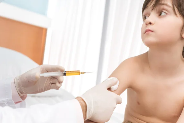 Médico fazendo injeção para menino — Fotografia de Stock