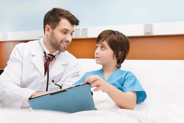 Pediatrician and patient in hospital — Stock Photo