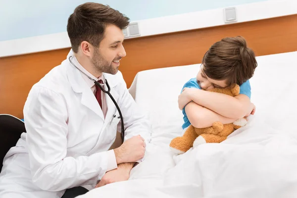 Pediatra y paciente en el hospital - foto de stock