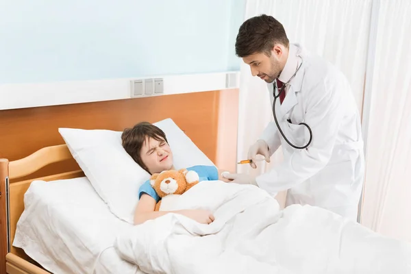 Pediatrician and patient in hospital — Stock Photo