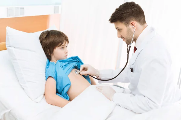 Médico examinando paciente infantil - foto de stock