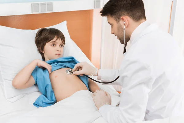 Médico examinando paciente infantil - foto de stock