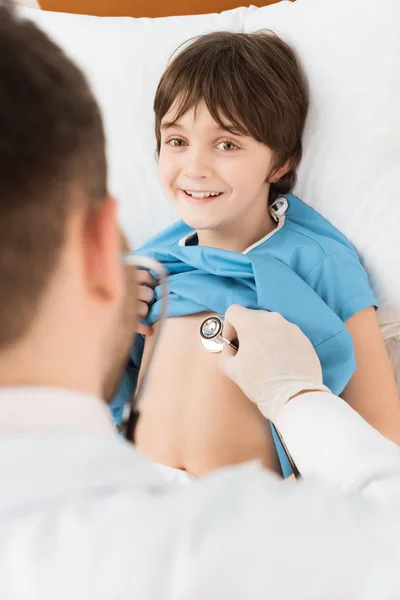 Doctor examining child patient — Stock Photo