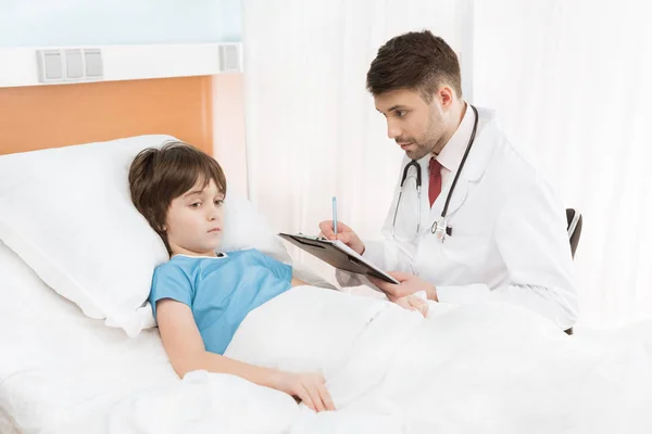 Médico examinando paciente criança — Fotografia de Stock