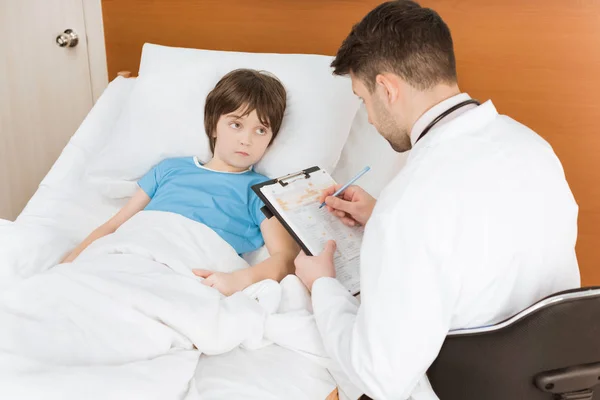 Médico examinando paciente criança — Fotografia de Stock