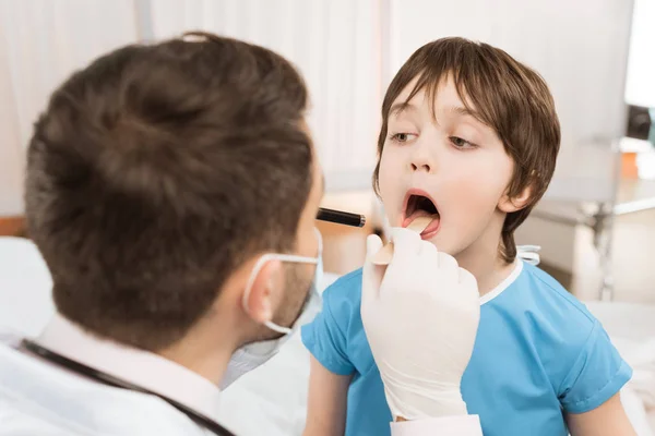 Médico examinando paciente criança — Fotografia de Stock