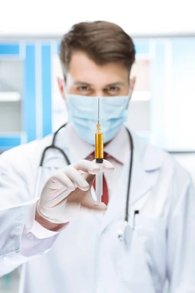 Doctor en uniforme médico - foto de stock