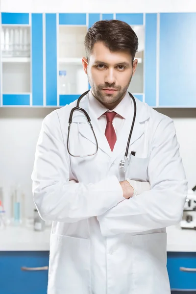 Doctor en uniforme médico - foto de stock