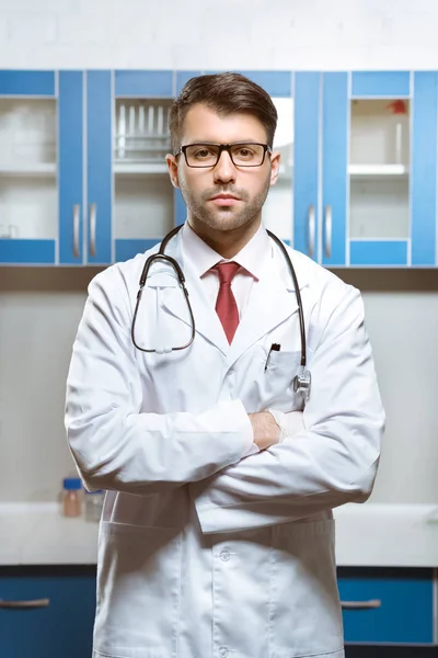 Doctor en uniforme médico - foto de stock