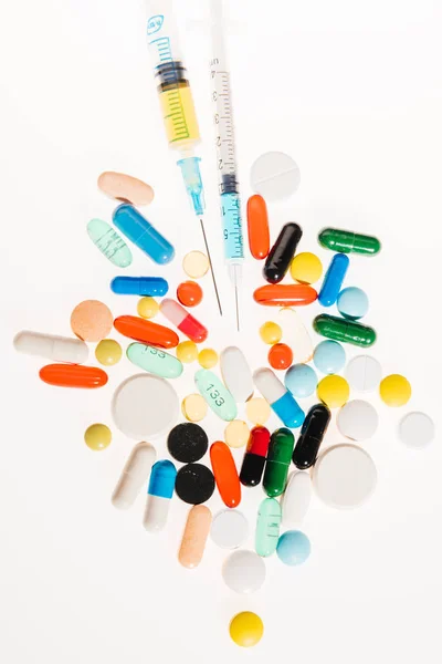 Медицинские таблетки и шприцы — стоковое фото