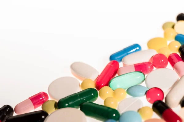 Pilha de comprimidos coloridos — Fotografia de Stock