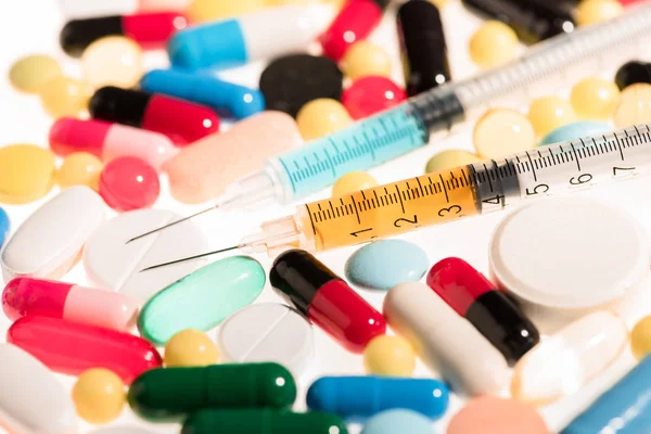 Medizinische Tabletten und Spritzen — Stockfoto