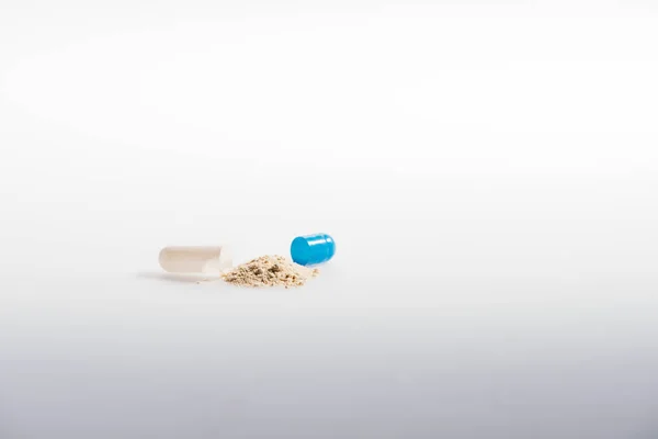 Capsula aperta con farmaco — Foto stock